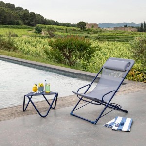Lafuma Transaswing Liegestuhl Indigo am Pool mit Getränken und Handtuch.