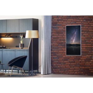 Könighaus Infrarotheizung mit Sternenhimmel-Motiv an einer Ziegelwand in einem Wohnraum.