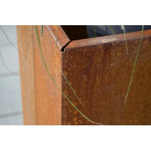 Detailansicht des Eleo Hochbeets Monterosso aus Cortenstahl mit Rostpatina.