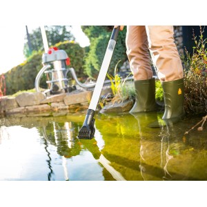 CMI Teichschlammsauger im Einsatz: Teichreinigung mit Saugrohr und Edelstahlbehälter.