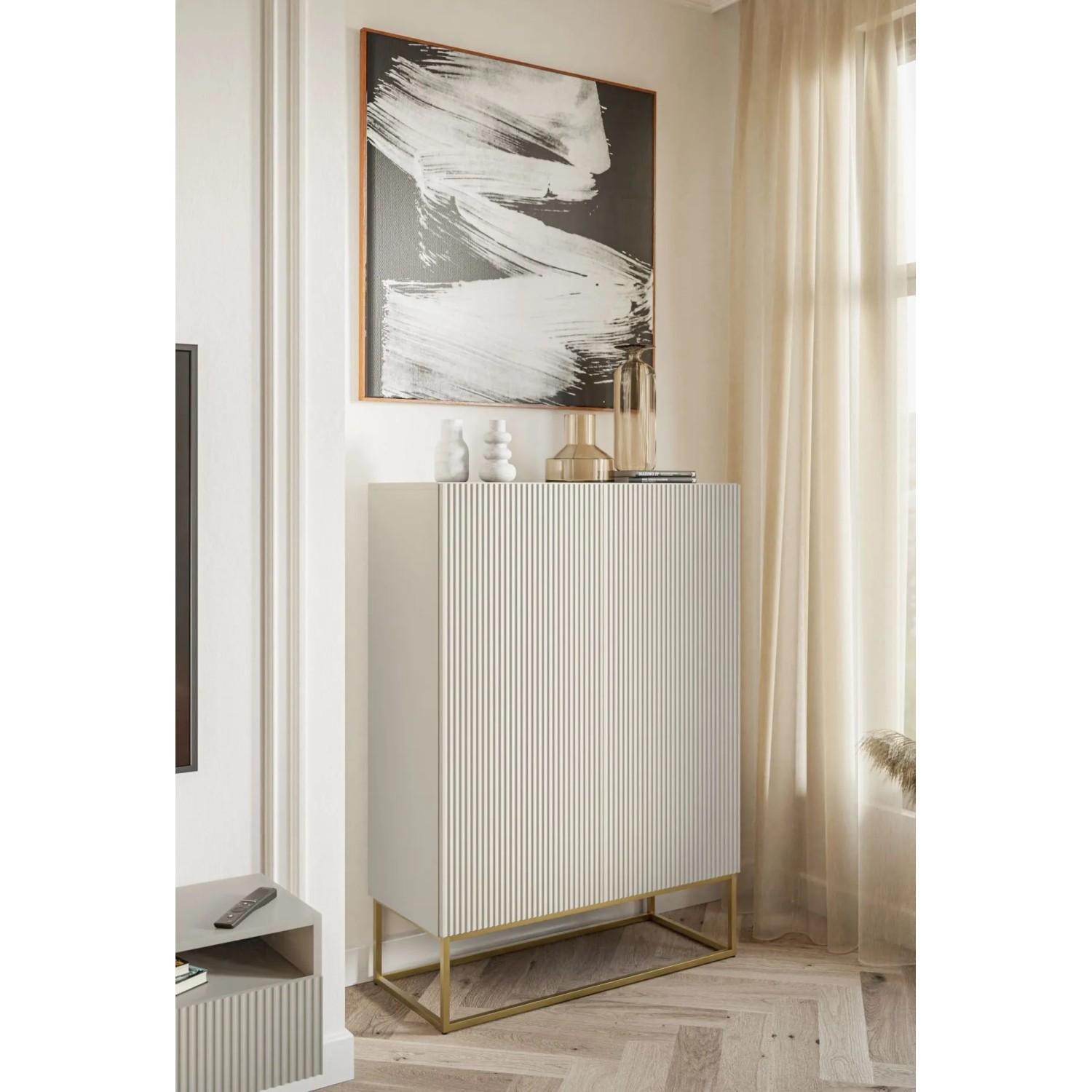 Selsey Highboard Veldio, greige, mit moderner Lamellenfront und eleganten goldenen Beinen. Stilvolle Kommode.