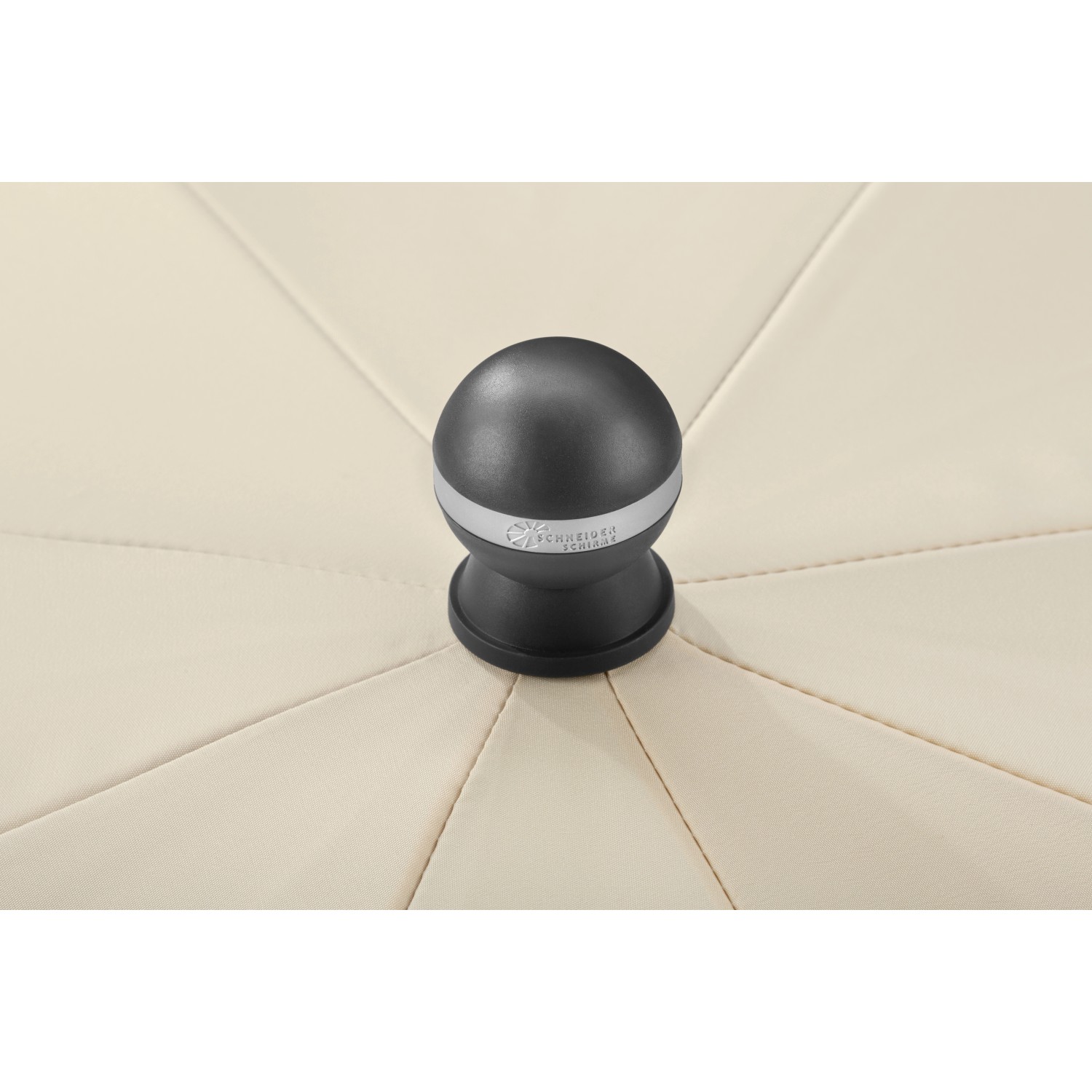 Detailaufnahme: Naturfarbener Schneider Marktschirm Ø 220 cm mit schwarzer Verschlusskappe.