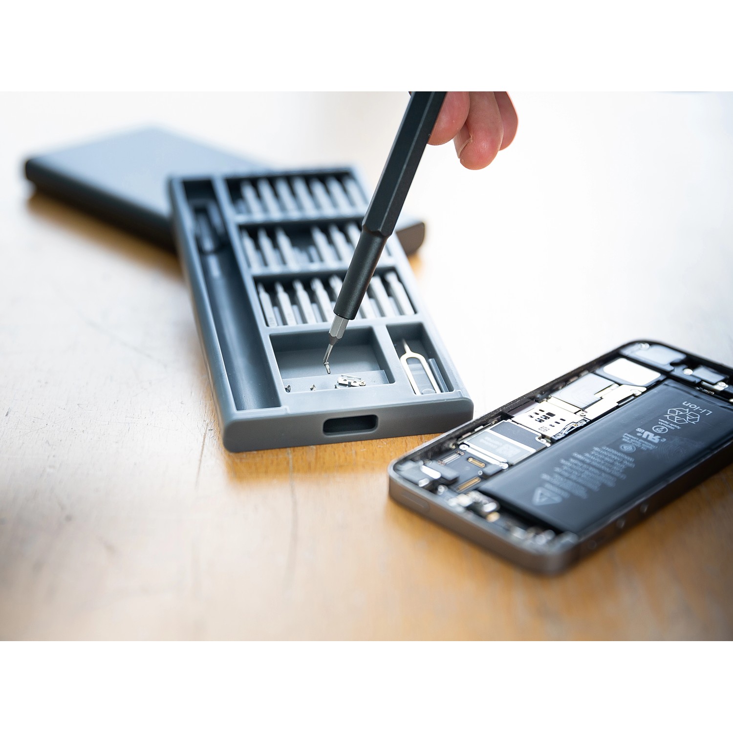 LUX Smartphone-Reparatur-Set, 26-teilig, mit Werkzeug und geöffnetem Smartphone.