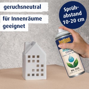 Belton Free AQUAcolours Buntlack Spray RAL 7035 Lichtgrau hochglänzend beim Lackieren eines Deko-Hauses.
