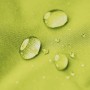 Nahaufnahme: Wasserabweisender, grüner Sitzsack Big Foot Scuba Bezug mit Wassertropfen.