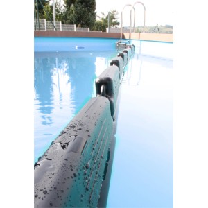 Schwarzes CF Eisdruckpolster im Pool, verbunden mit Haken, zum Schutz vor Frostschäden.