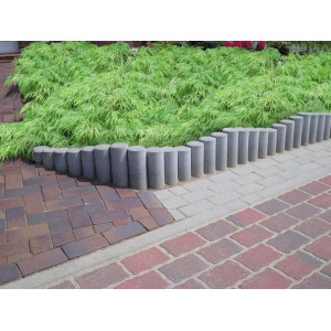 Graue Diephaus Minipalisade gekehlt als Beeteinfassung und Rasenkante im Garten.