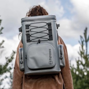 Petromax Kühlrucksack (7 l) in Sand auf dem Rücken einer Person. Ideal für Outdoor-Aktivitäten.