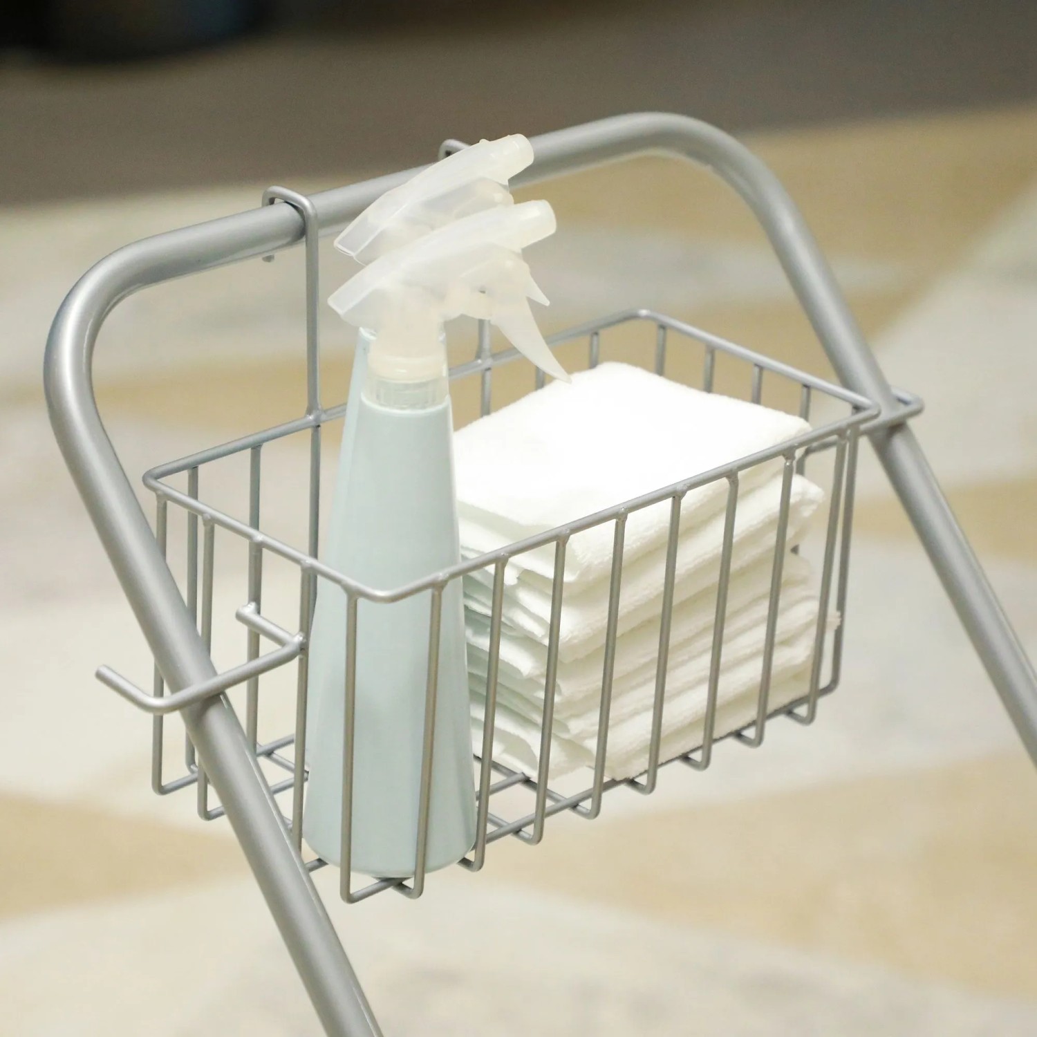 HOMCOM Reinigungswagen: Abnehmbarer Metallkorb mit blauer Sprühflasche und weißen Tüchern. Praktische Ablage für Reinigungszubehör.
