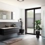 Graues Schöner Wohnen Plissee Milla (40x130 cm) am Fenster im modernen Badezimmer.