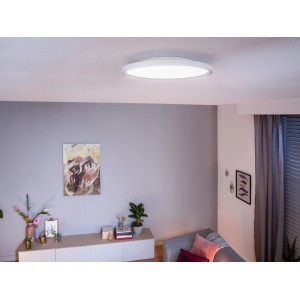 Weiße, runde Philips Hue LED-Deckenleuchte Aurelle (Ø 39,5 cm) im Wohnraum.