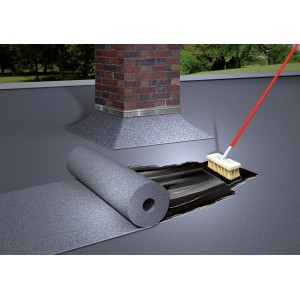 Anwendung von MEM Kaltkleber zum Verkleben von Bitumendachpappe auf einem Dach mit Schornstein.