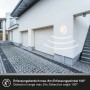 Weiße Brilo Akku Außenwandleuchte Pula mit Bewegungsmelder an Hauswand.