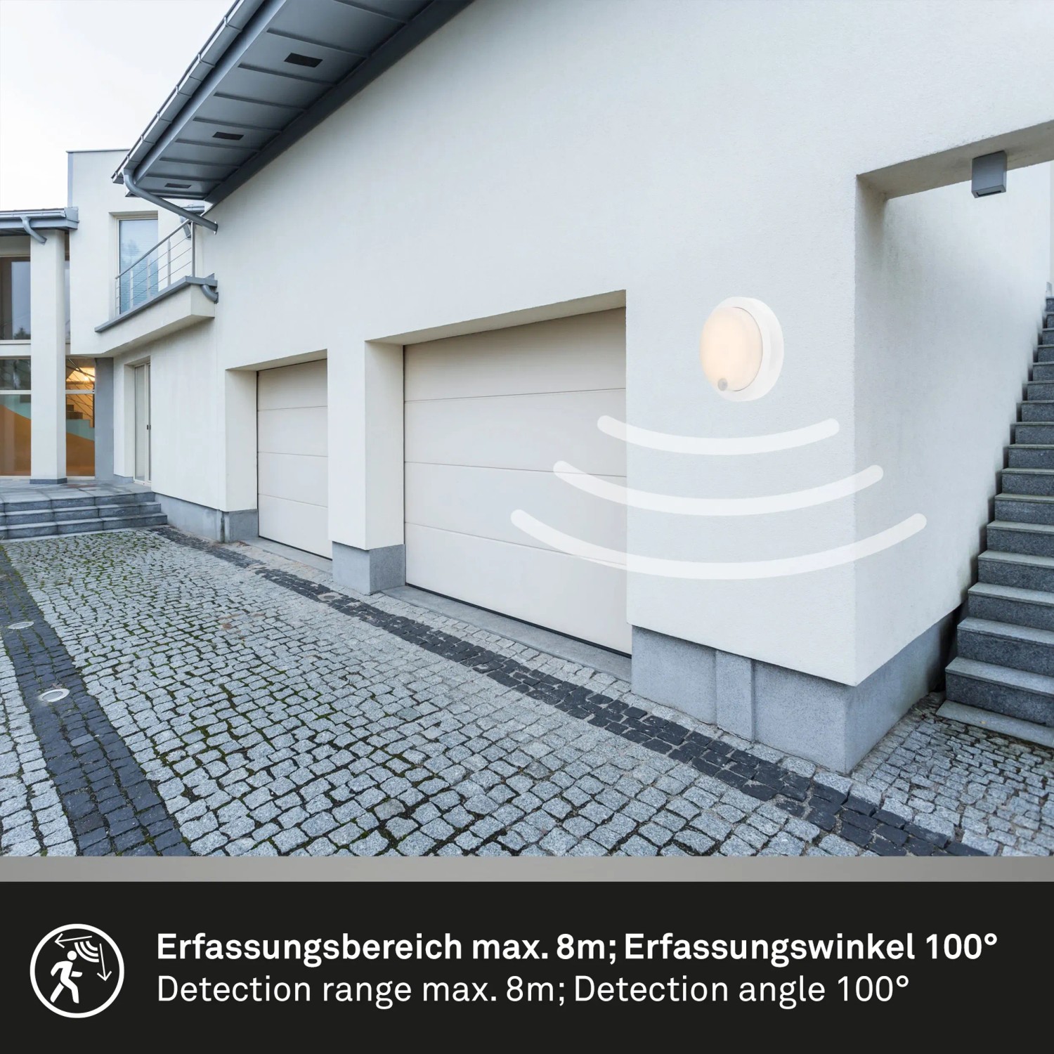Weiße Brilo Akku Außenwandleuchte Pula mit Bewegungsmelder an Hauswand.