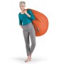 Frau mit orangefarbenem Sitting Point Sitzsack Easy (220 l) über der Schulter.