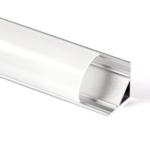 Silbernes Aluminium Eckprofil für LED-Streifen mit opalweißem Diffusor, 1 Meter lang. Ideal für 90°-Ecken.