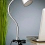 Briloner LED-Klemmleuchte Grip in Titan mit flexiblem Arm und Klemme am Tisch.