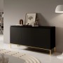 Selsey Bemmi Sideboard 150 cm, schwarz mit drei Türen und goldenen Metallbeinen in modernem Wohnzimmer. Viel Stauraum.