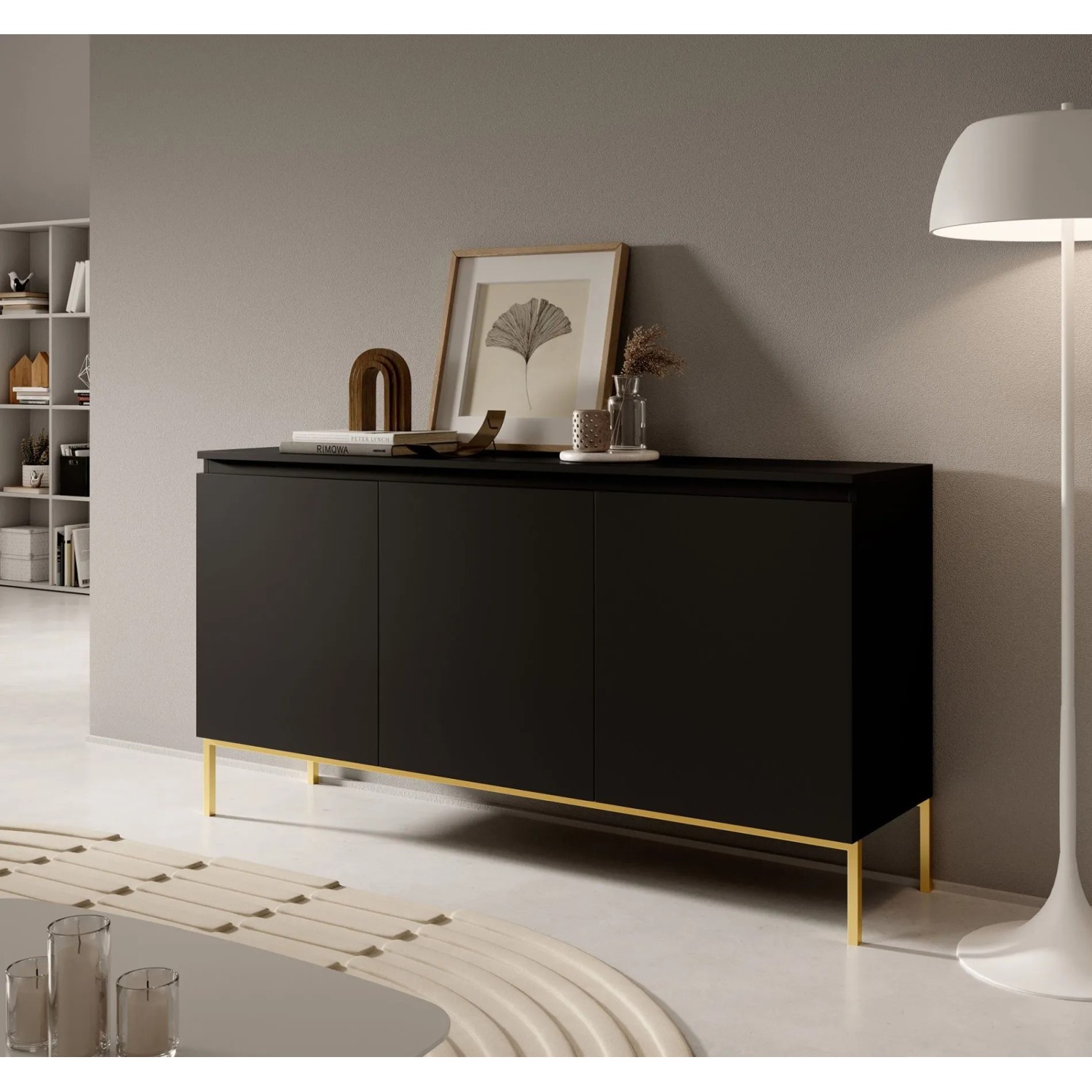 Selsey Bemmi Sideboard 150 cm, schwarz mit drei Türen und goldenen Metallbeinen in modernem Wohnzimmer. Viel Stauraum.