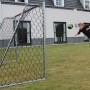 EXIT Scala Aluminium Fußballtor 500x200 cm mit spielendem Kind im Garten.
