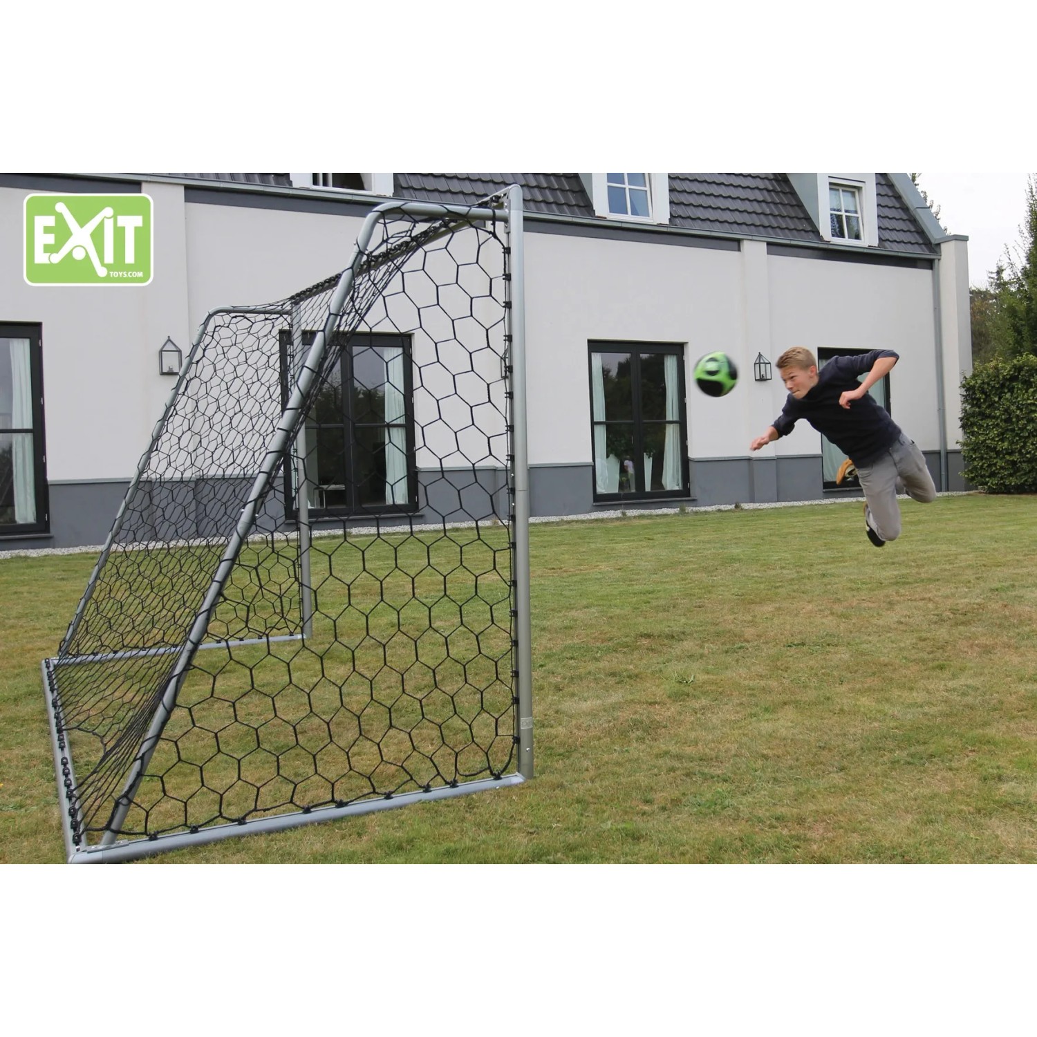 EXIT Scala Aluminium Fußballtor 500x200 cm mit spielendem Kind im Garten.