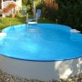 Summer Fun Stahlwandpool Calypso Achtform, 525x320x150cm mit Leiter im Garten.