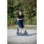 Junge fährt blauen Six Degrees Aluminium Scooter mit 205 mm Rollen auf gepflastertem Weg. Höhenverstellbarer Klappscooter.