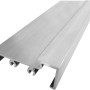 Detailaufnahme: Aluminium-Bodenwinkelschiene für Kunststoff-Nebeneingangstür, silberfarben.