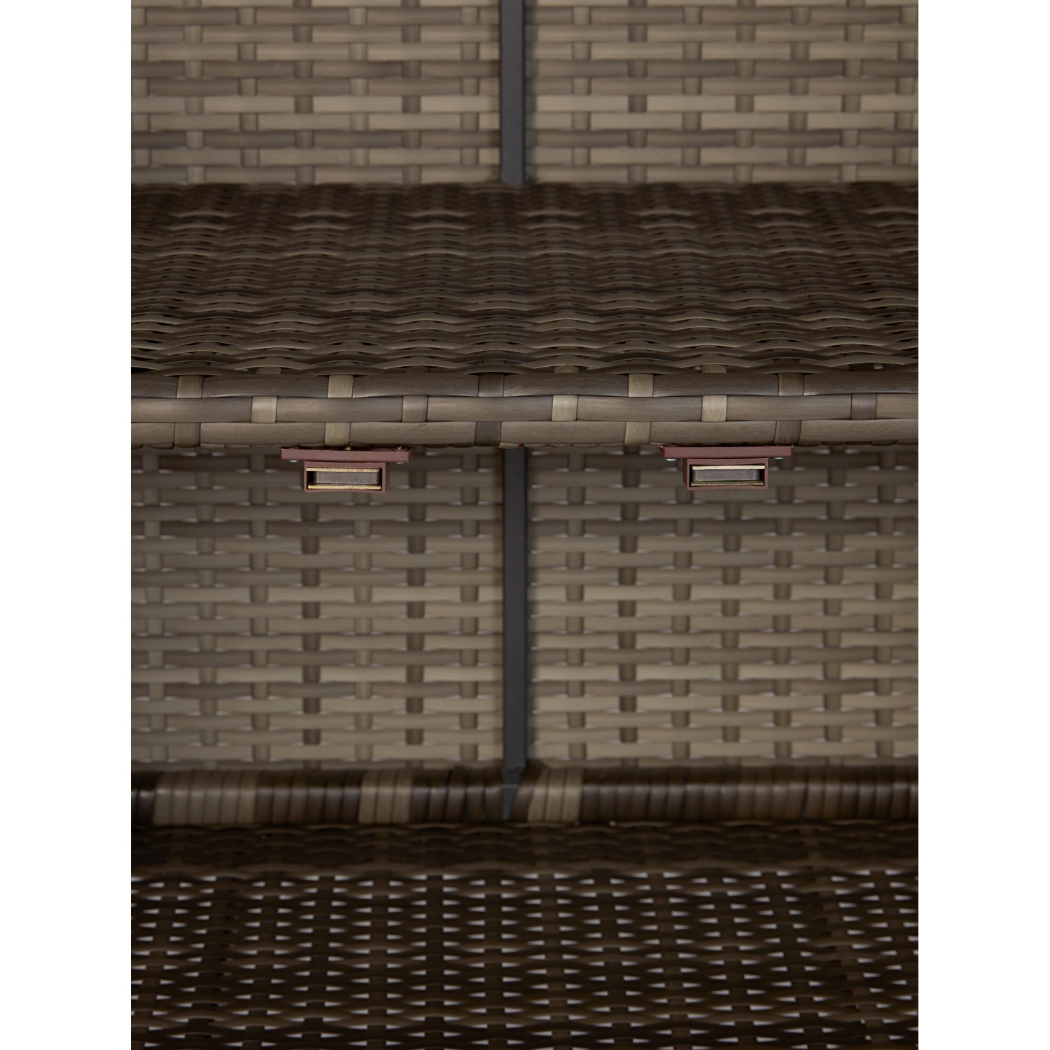 Detailaufnahme: Grauer Outdoor-Schrank Vermont aus Polyrattan mit Regalböden und Griffen.