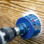 Bosch Expert Lochsäge Tough Material Ø 68 mm im Einsatz an Holz.