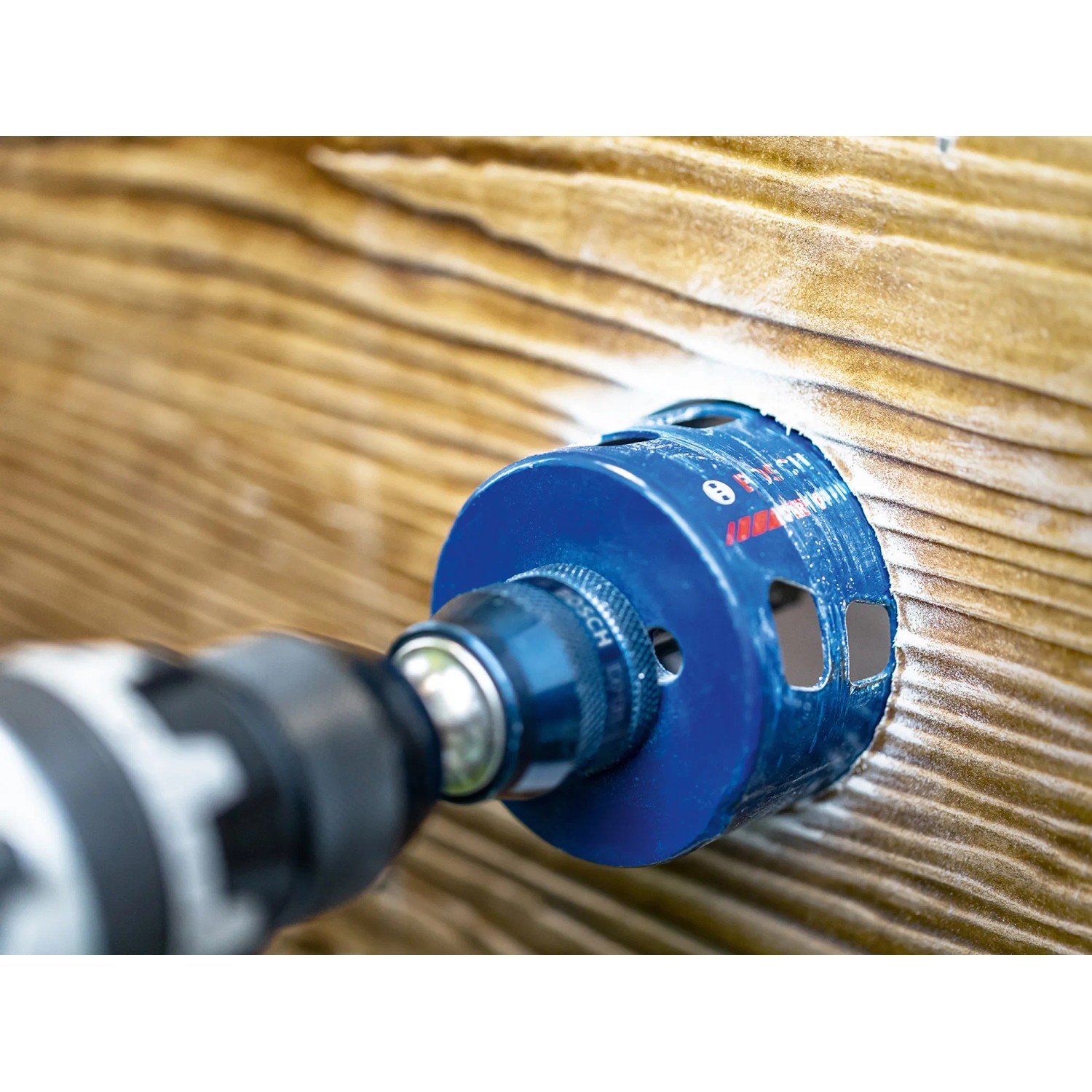 Bosch Expert Lochsäge Tough Material Ø 68 mm im Einsatz an Holz.