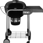 Weber Holzkohlegrill Performer GBS mit Arbeitsfläche, Ø 57 cm, auf Rollwagen.