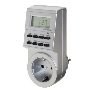 Digitale Wochen-Zeitschaltuhr in Silber mit Display und Schalter für Hausfunksteuerung.