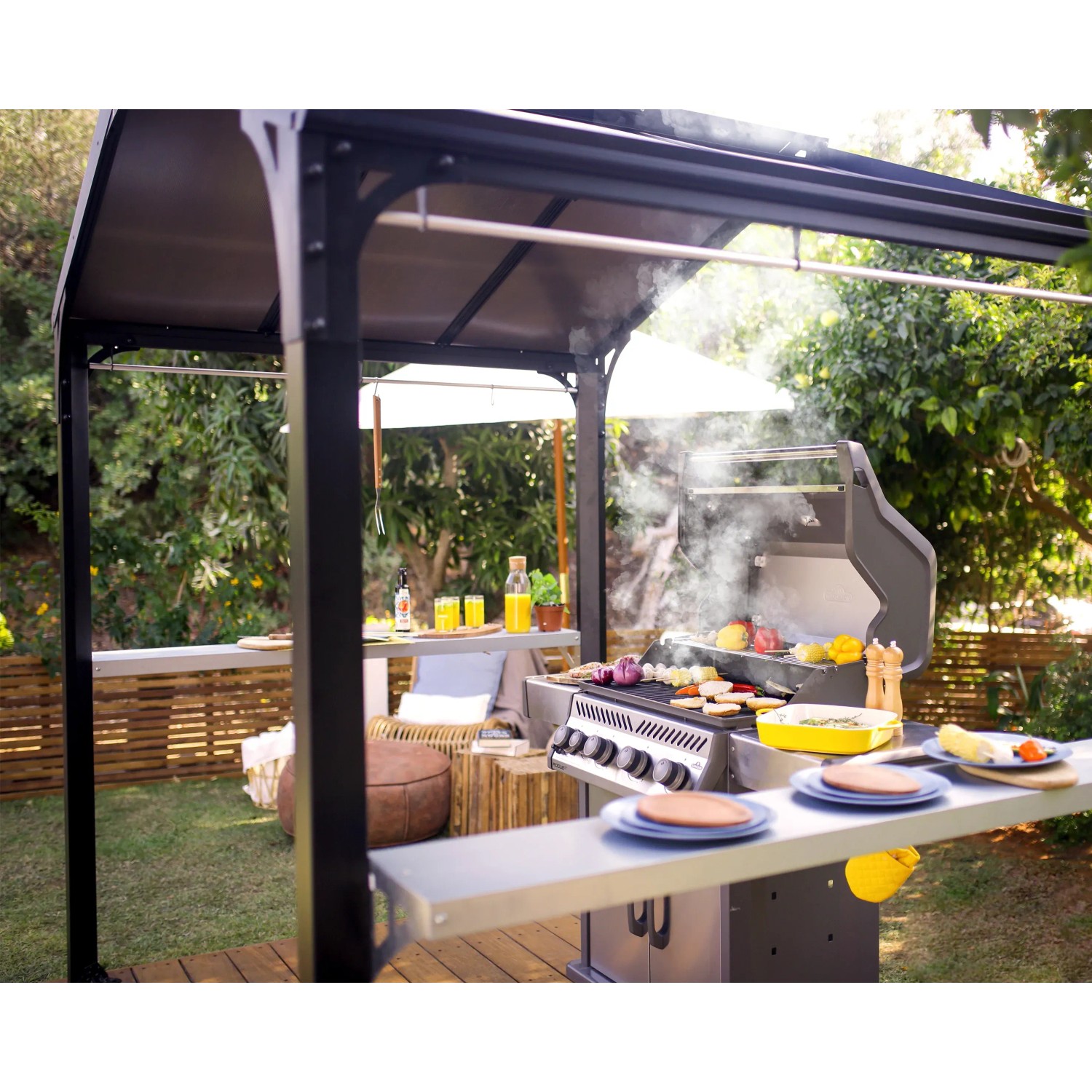 Schwarzer Palram Canopia Austin BBQ Pavillon mit Grill und Zubehör im Garten.