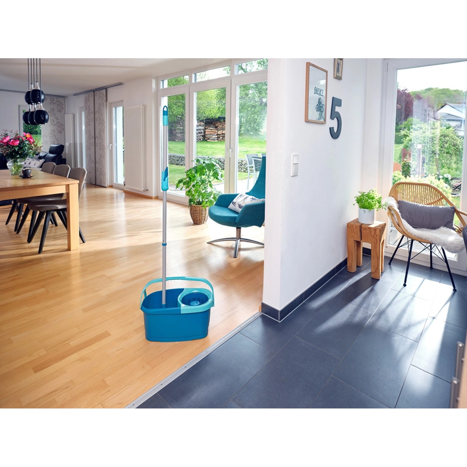 Leifheit Clean Twist Disc Mop Ergo Set mit blauem Eimer und Wischmop im Wohnraum.