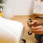 Anwendung von Uhu Alleskleber Super Transparent (7g) zum Kleben eines Möbelstücks.
