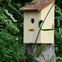 Nistkasten aus Kiefernholz mit Rindendach für Wildvögel im Garten.
