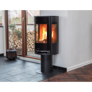 Schwarzer Aduro 9.3 Lux Kaminofen mit Automatik und brennendem Feuer im Wohnraum.