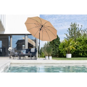 Apricotfarbener Schneider Balkonschirm (Ø 270 cm) mit Knickfunktion neben Pool und Gartenmöbeln.
