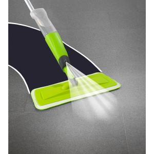 Wenko Sprüh-Mop in Grün beim Reinigen eines Bodens. Reinigungsgerät mit Sprühfunktion.