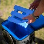 Blauer Petromax Kühlakku 210mm wird in eine Kühlbox gelegt.