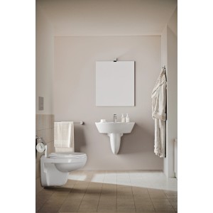 Modernes Badezimmer mit Ideal Standard Wand-WC Eurovit (spülrandlos) in Weiß und passendem Waschbecken.