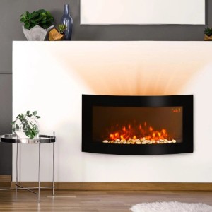 Schwarzer, gebogener HOMCOM Elektrokamin mit realistischer Flammenanimation und LED-Beleuchtung an weißer Wand für gemütliches Ambiente.
