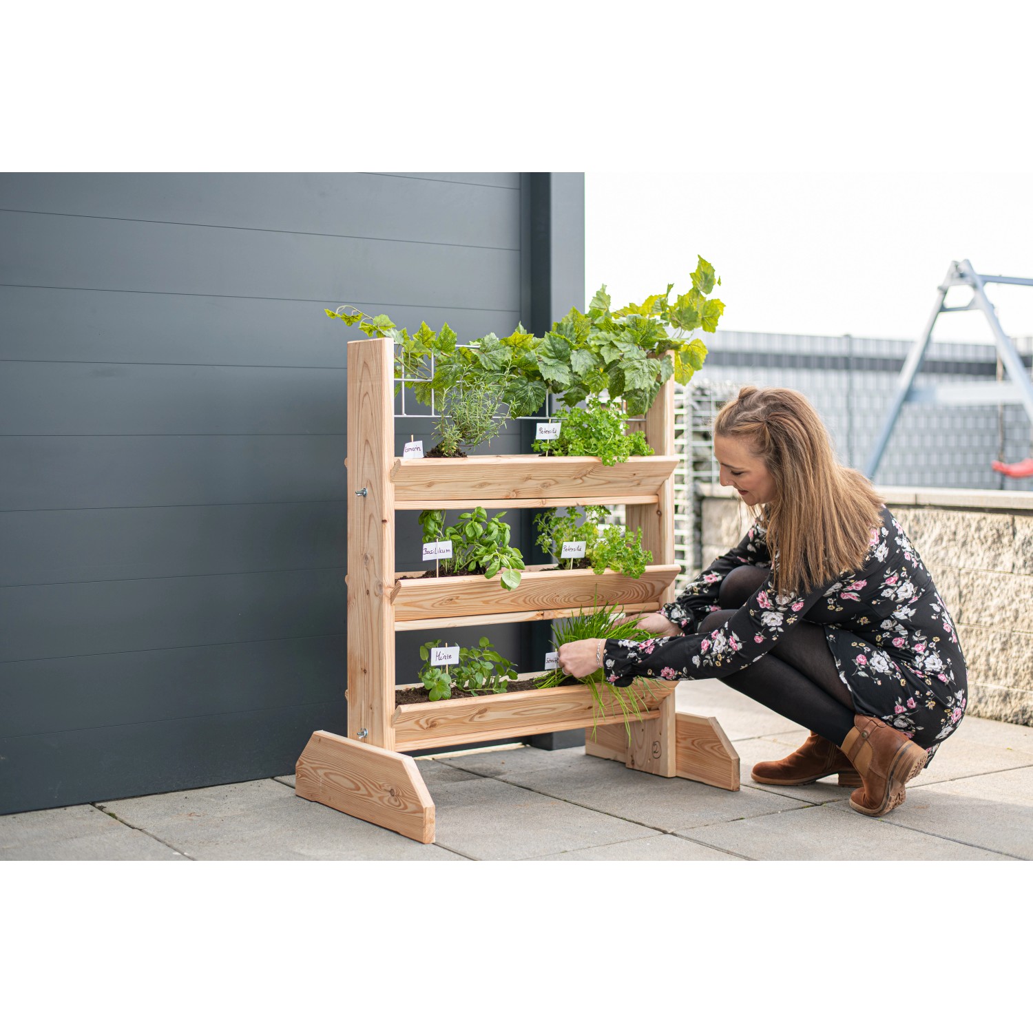 Westmann Kräuterregal Premium L mit Rankgitter aus Lärchenholz, bepflanzt mit Kräutern.