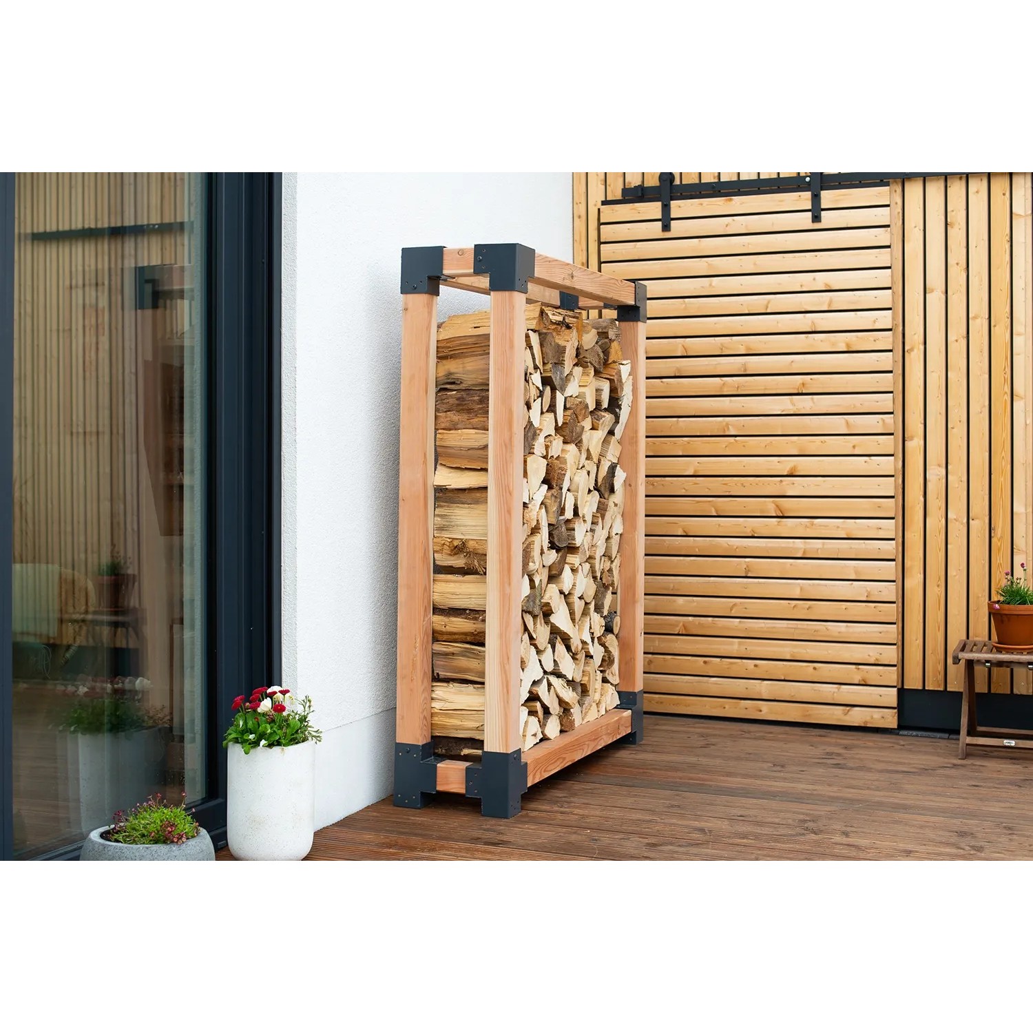 Westmann Kaminholzregal Michel XL aus Lärchenholz, gefüllt mit Holzscheiten.
