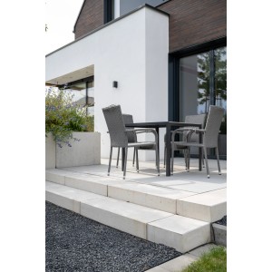 Diephaus Blockstufe Emlan in Grau, Sichtbeton, 100x35x15 cm, als Gartentreppe vor modernem Haus.