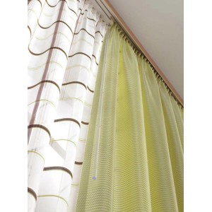 Gardinia Blende Buche 5cm an Gardinenschiene mit Vorhängen in Weiß und Gelb.