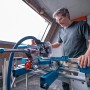 Bosch Professional Akku-Kapp- und Gehrungssäge GCM 18 V-216 D im Einsatz.