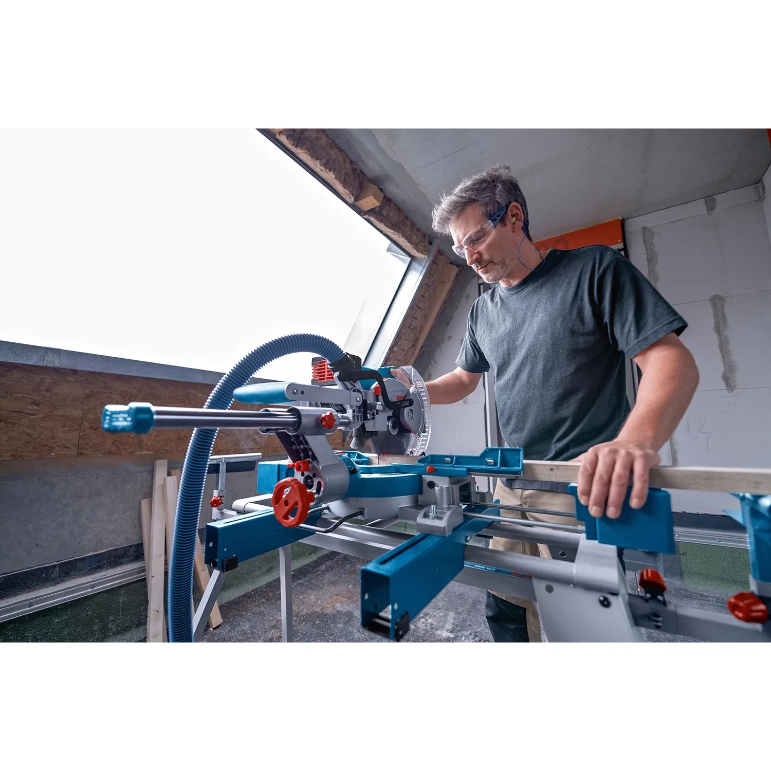 Bosch Professional Akku-Kapp- und Gehrungssäge GCM 18 V-216 D im Einsatz.