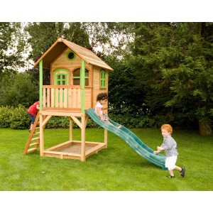 Axi Sarah Spielhaus aus Holz mit grüner Rutsche und Sandkasten für Kinder im Garten.